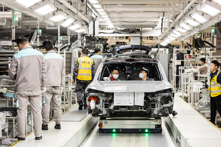 China’s Electric Car Factories Can’t Hire Fast Enough