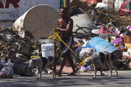 Acapulco, entre montañas de basura y cucarachas tras el paso de Otis