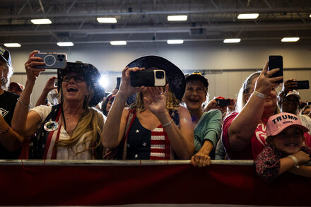 On a Warm Day in Iowa, Trump Heats Up His Push for Caucus Support