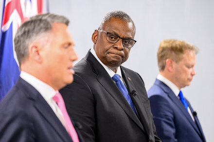 The U.S. defense secretary draws on his experience in Iraq to advise Israel on urban warfare.