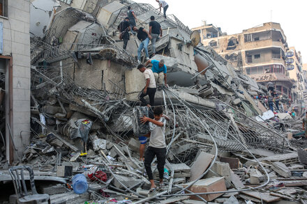 Israel and Hamas Battle Around Gaza as Netanyahu Warns of ‘Long and Difficult War’