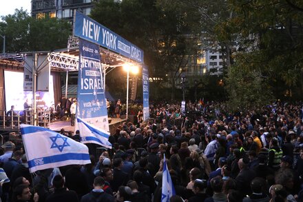 Pro-Israel rally outside the U.N. building spills into New York City streets.