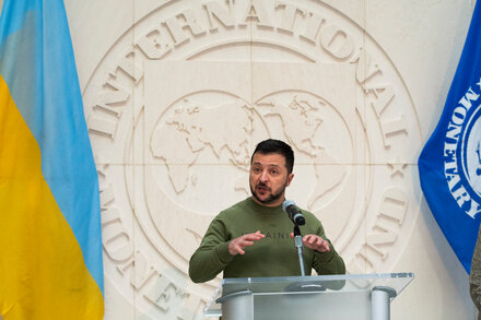 Zelensky Begins Aid Push in Washington, Casting Inaction as Win for Putin