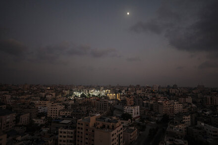 Israeli Forces Near a Struggling Hospital They Say Covers a Hamas Complex