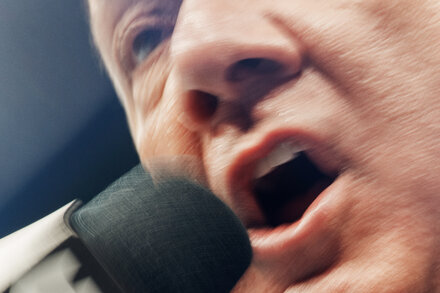 Stretches, Poker and Jars of Honey: How the U.F.C.’s Announcer Revs Up