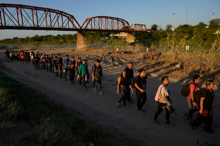 Inside the Border Talks That Could Decide the Fate of Ukraine Aid