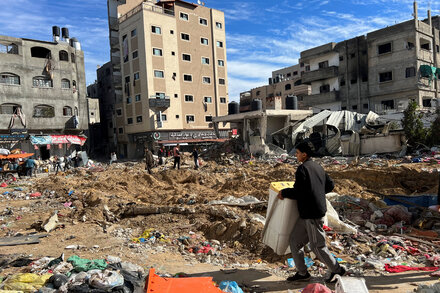 Israeli forces withdraw after besieging Gaza hospital, leaving behind bodies and destruction.