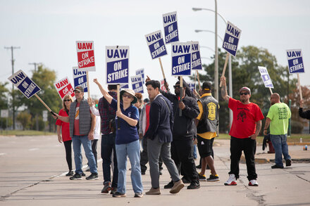 Union and 3 Detroit Automakers Resume Talks
