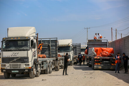 First Humanitarian Aid Reaches a Hard-Pressed Gaza