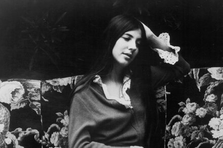Essra Mohawk, Self-Described Flower Child Singer-Songwriter, Dies at 75