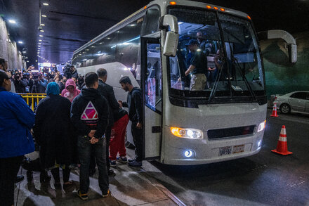 Miles de migrantes venezolanos recibirán permisos laborales especiales. ¿Cómo afectará la medida a Nueva York?