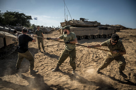 With Their Soldiers Poised to Attack, Israelis Try to Decipher the Delay