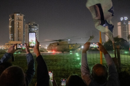In a Poignant Moment, Israelis Welcome Some Hostages Home