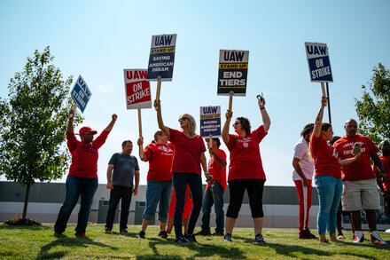 Union Deal With Ford Could Put Pressure on Other 2 Detroit Automakers