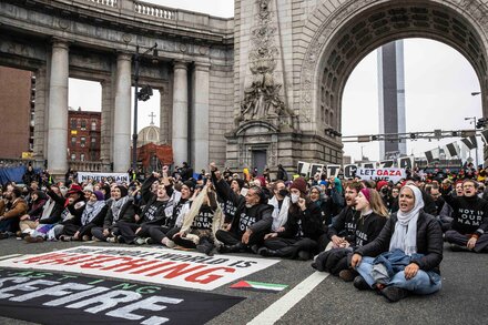 Pro-Cease-fire Activists Shut Down Manhattan Bridge for Hours