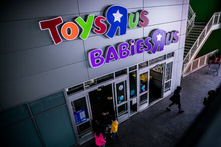 Toys ‘R’ Us, Once Bankrupt, Plans New Flagship Stores