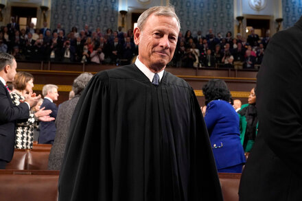 Chief Justice Roberts Sees Promise and Danger of A.I. in the Courts