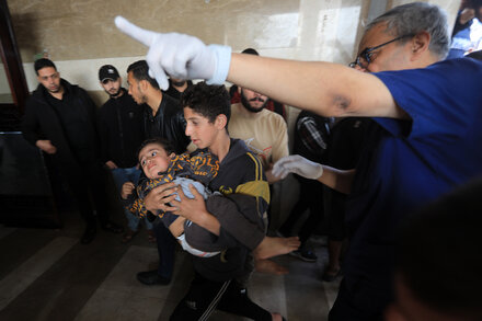 Palestinians Flee Residential Area After Israeli Strikes in Southern Gaza