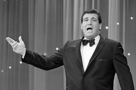 Shecky Greene, High-Energy Comedy Star, Is Dead at 97